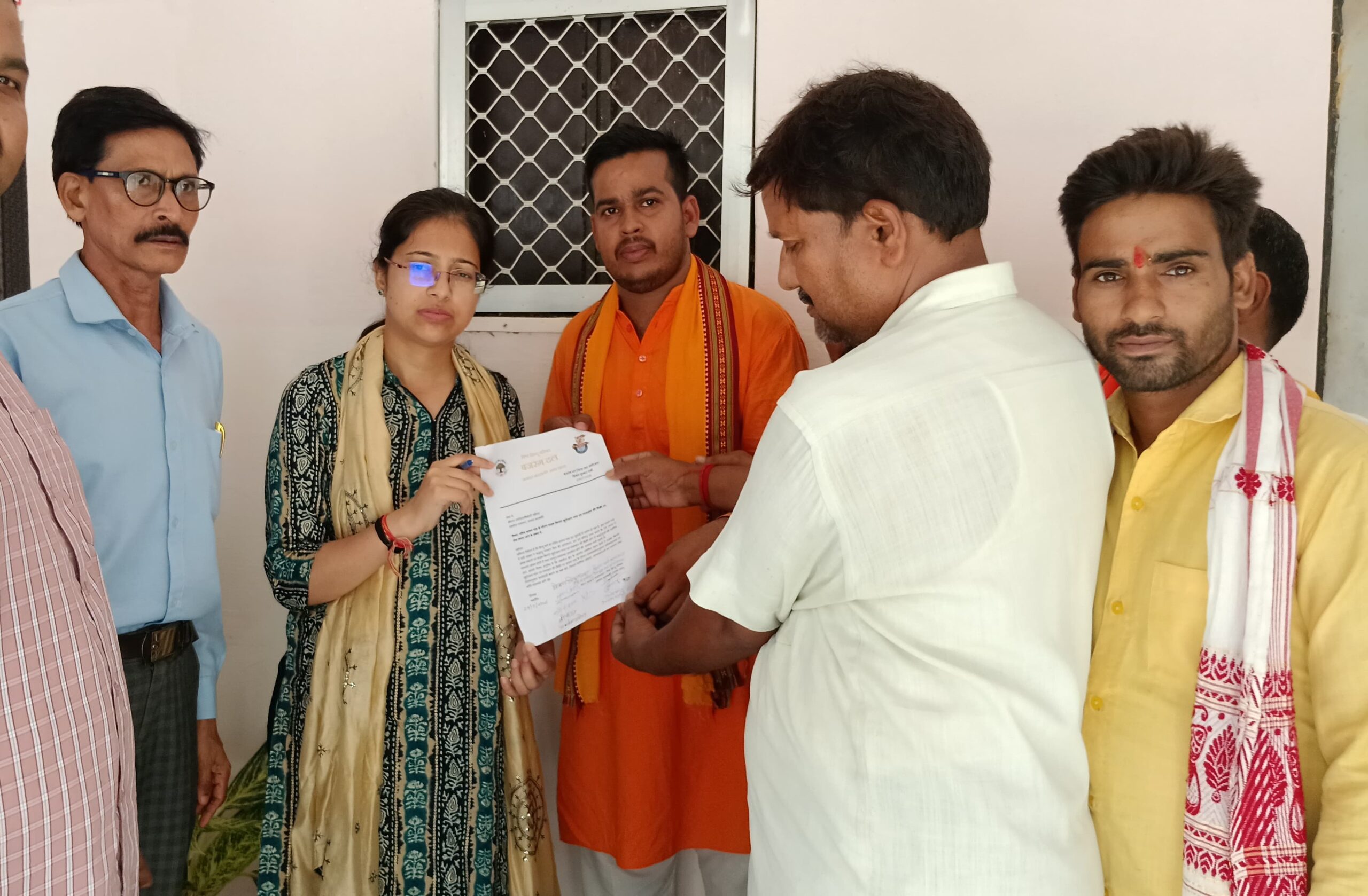 श्रावण माह में खुलेआम मांस बिक्री पर कार्रवाई की मांग, विहिप-बजरंग दल ने एसडीएम को सौंपा ज्ञापन